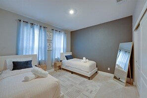 3 habitaciones, tabla de planchar con plancha, wifi y ropa de cama 
