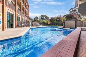 Indoor pool, a heated pool - Fairway Studio Retreat - Golf Course resort (Creswick)