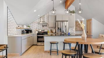 Refrigerador, microondas, horno y parrilla de estufa