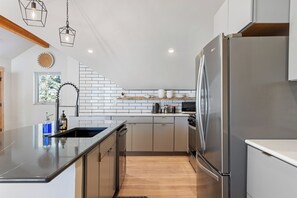 Kjøleskap, mikrobølgeovn, ovn og kokeplater