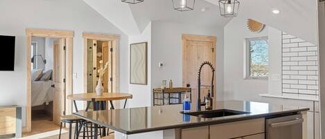 المنشأة من الداخل