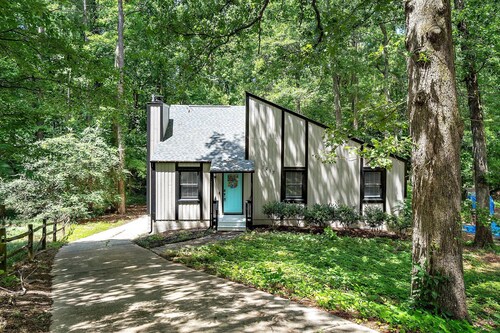 Charming Cary Home~Centrally Located~Comfortable beds