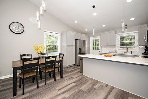 Charming Cary Home~Centrally Located~Comfortable beds