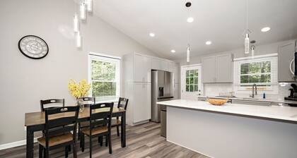 Charming Cary Home~Centrally Located~Comfortable beds