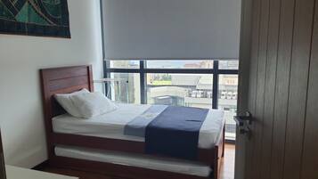 2 habitaciones, tabla de planchar con plancha y ropa de cama