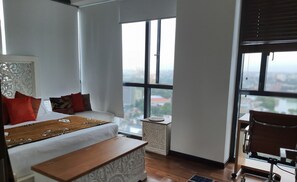 2 quartos, ferros/tábuas de passar roupa, roupa de cama