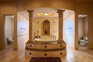 Douche, sèche-cheveux, serviettes fournies, shampoing