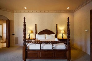 7 bedrooms, desk, iron/ironing board, travel cot