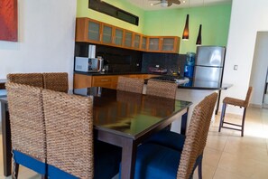 Apartamento conforto, vista para o mar | Sala de jantar