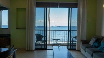 Departamento estándar, vista al mar | Área de sala de estar