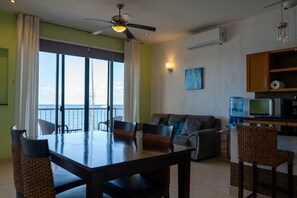 Standaard appartement, uitzicht op zee | Woonruimte