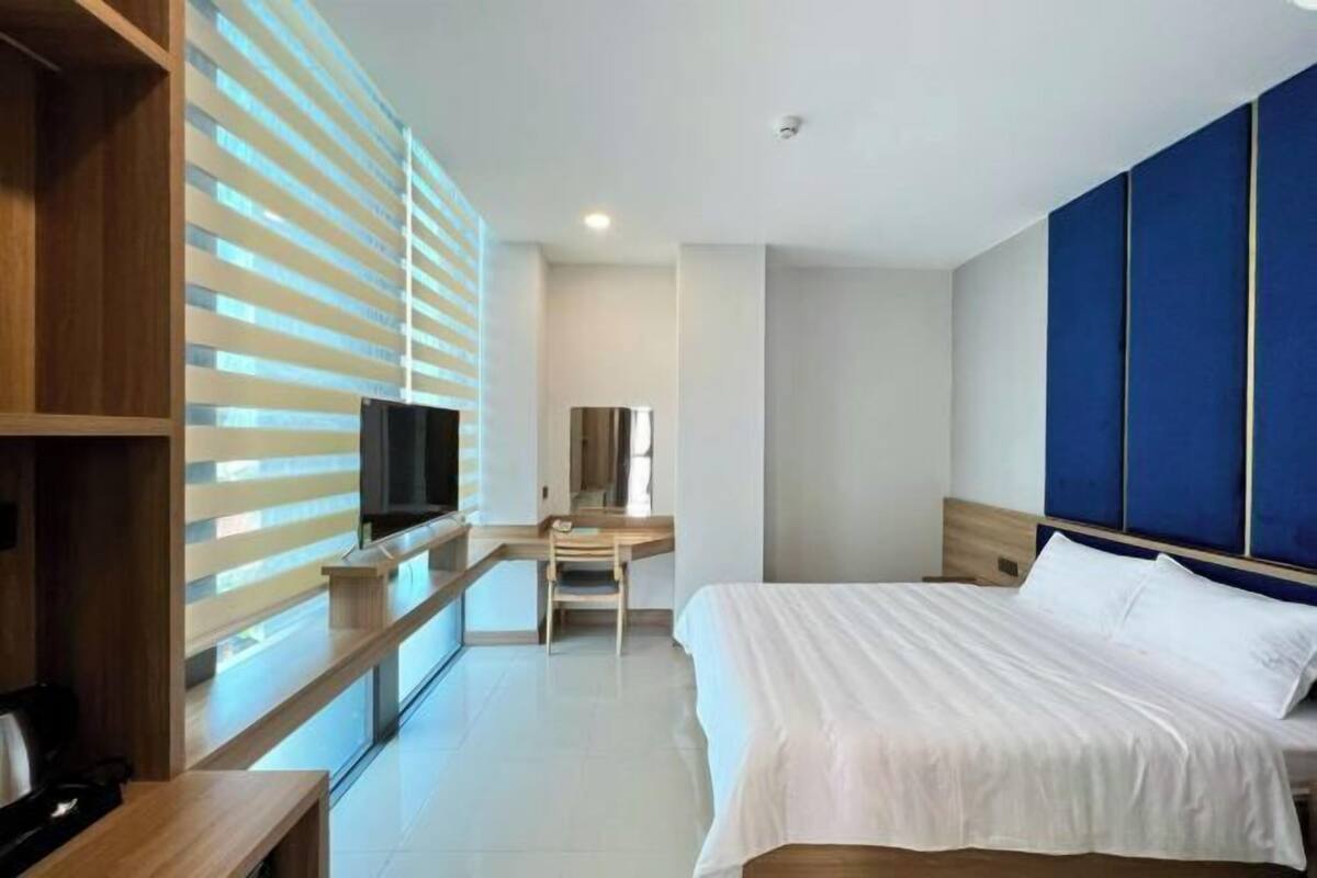 Escritorio, wifi gratis, ropa de cama