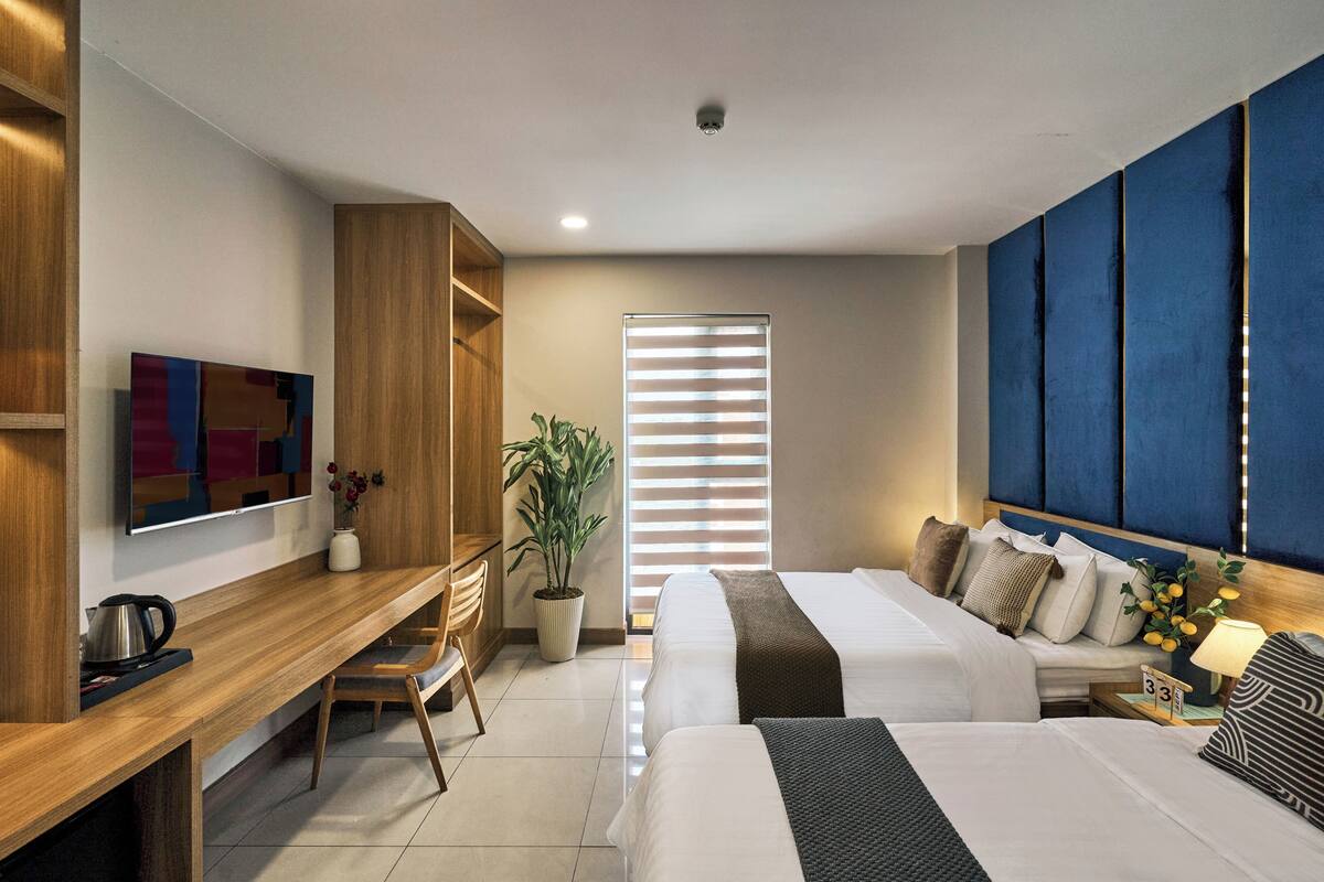 Habitación cuádruple familiar, vistas a la ciudad | Sábanas de algodón egipcio y ropa de cama de alta calidad