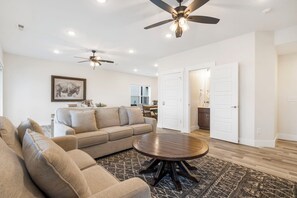Smart TV, fireplace - Walk-In Branson Retreat • Free Shows & Golf Deals! (Branson)
