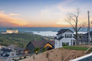 Exterior - The House with it all! Free Group Tickets, Great Lake View, Hot Tub, Fireplace, Grill, Golf Deals! (Branson)