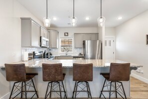 Fridge, microwave, oven, stovetop - The House with it all! Free Group Tickets, Great Lake View, Hot Tub, Fireplace, Grill, Golf Deals! (Branson)