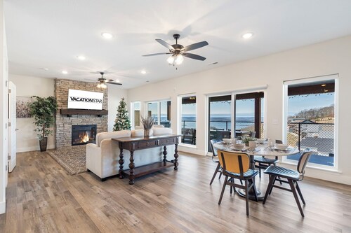 Lakeview Lodge • Hot Tub • Table Rock Lake • Sleeps 12