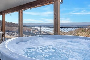 Outdoor spa tub - The House with it all! Free Group Tickets, Great Lake View, Hot Tub, Fireplace, Grill, Golf Deals! (Branson)