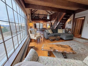 Smart-TV, Kamin, Bücher