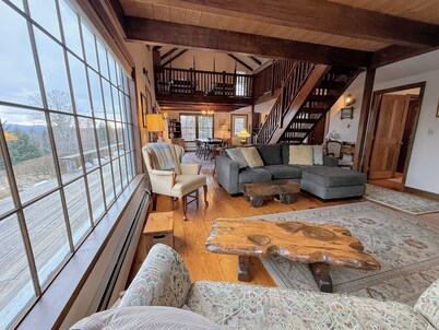 5H Charming hilltop Farmhouse with Stunning Views, near Mountain View Grand Resort!