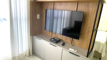 Apartamento | Área de estar | TV de tela plana 32 polegadas com canais digitais