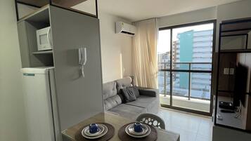 Apartment | Wohnbereich | 32-Zoll-Flachbildfernseher mit Digitalempfang