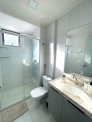 Apartamento | Baño | Ducha, secador de pelo, toallas y papel higiénico
