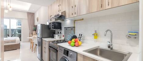 Refrigerador, microondas, horno y parrilla de estufa