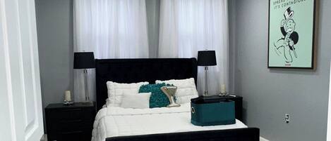 1 makuuhuone, tallelokero huoneessa, työpöytä, silitysrauta/-lauta