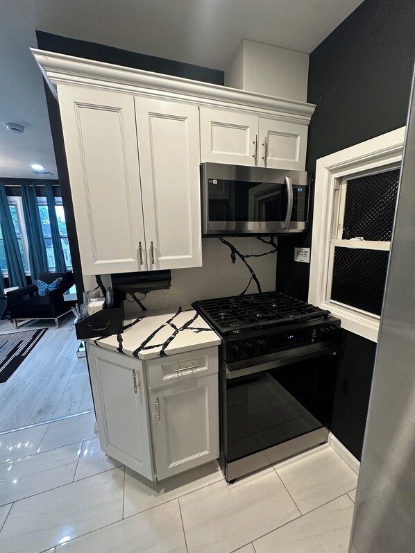 Fridge, microwave, oven, stovetop - Luxury 1-Bedroom • Sleeps 3 • Near Newark Airport, Prudential Center & NYC (Newark)