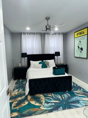 1 Schlafzimmer, Zimmersafe, Schreibtisch, Bügeleisen/Bügelbrett