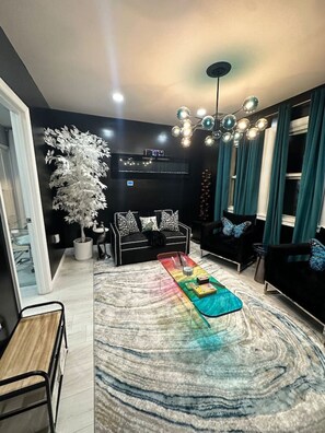 Smart-TV, Kamin, Bücher