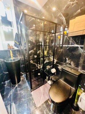 Handtücher, Seife, Shampoo, Toilettenpapier