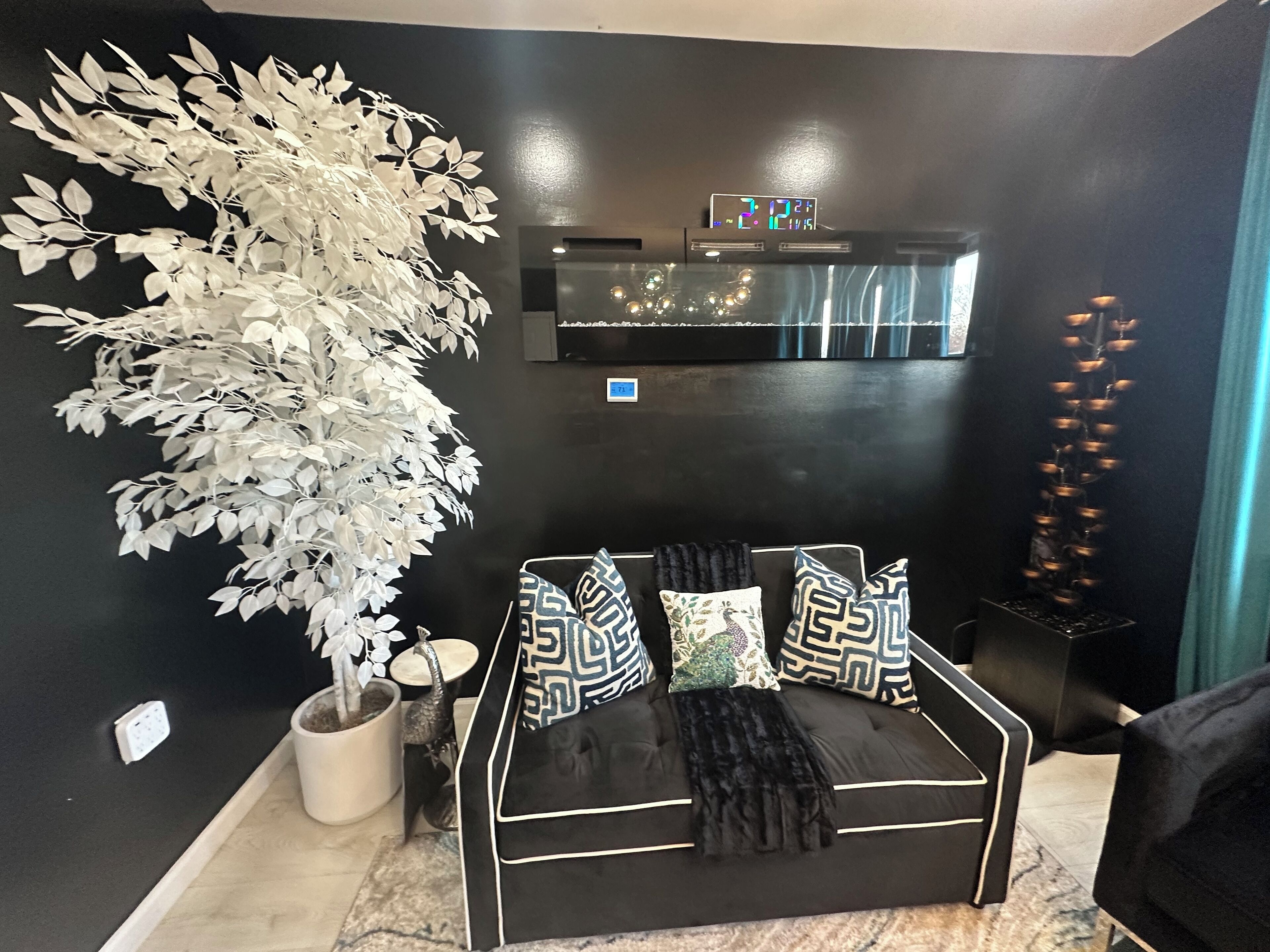 Smart-TV, peis og bøker