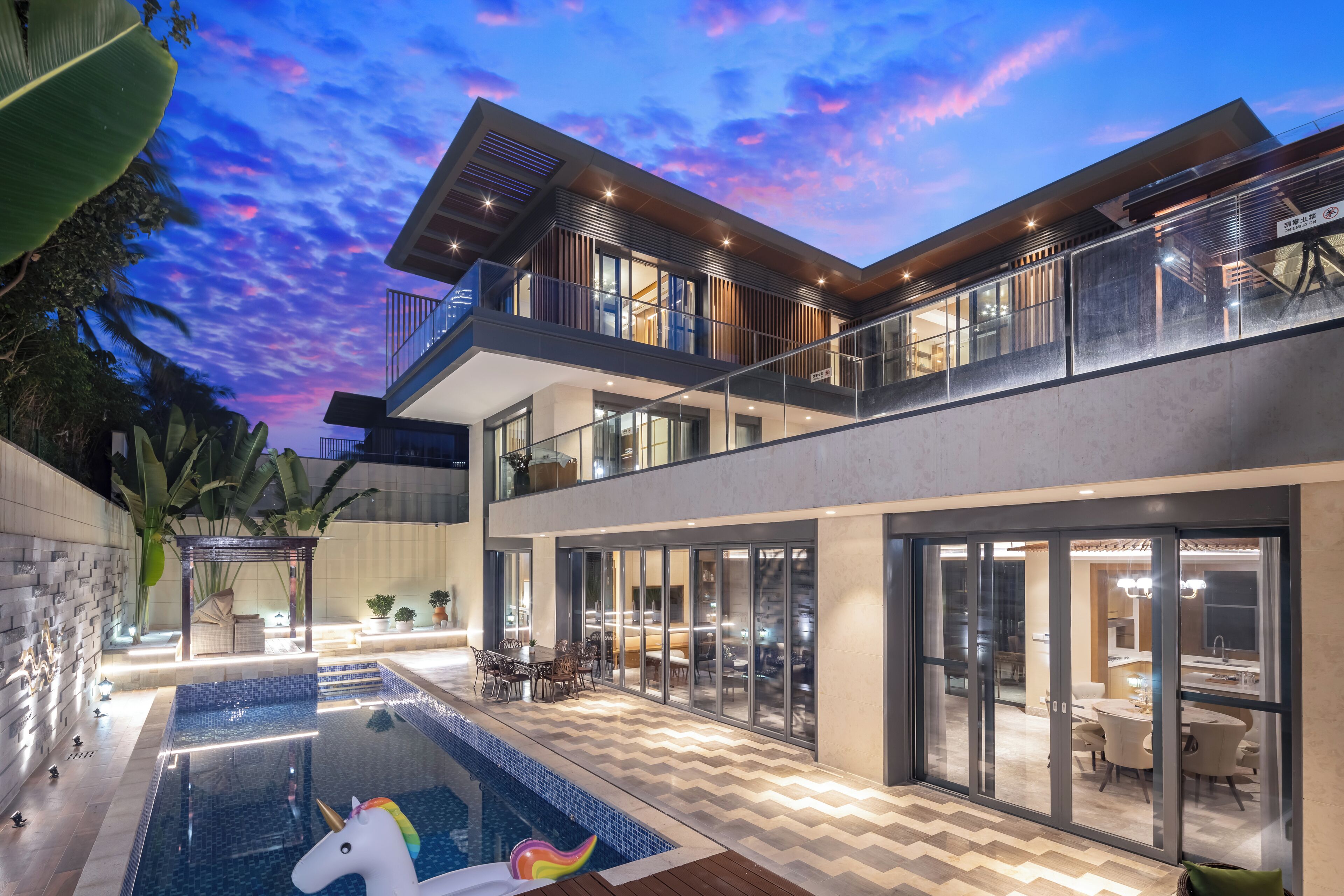 Desk, laptop workspace, free WiFi, bed sheets