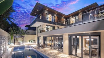 Desk, laptop workspace, free WiFi, bed sheets