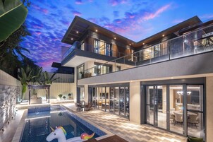 Vila Grand, pemandangan kolam renang | Meja kerja, ruang kerja ramah laptop, Wi-Fi gratis, dan seprai linen