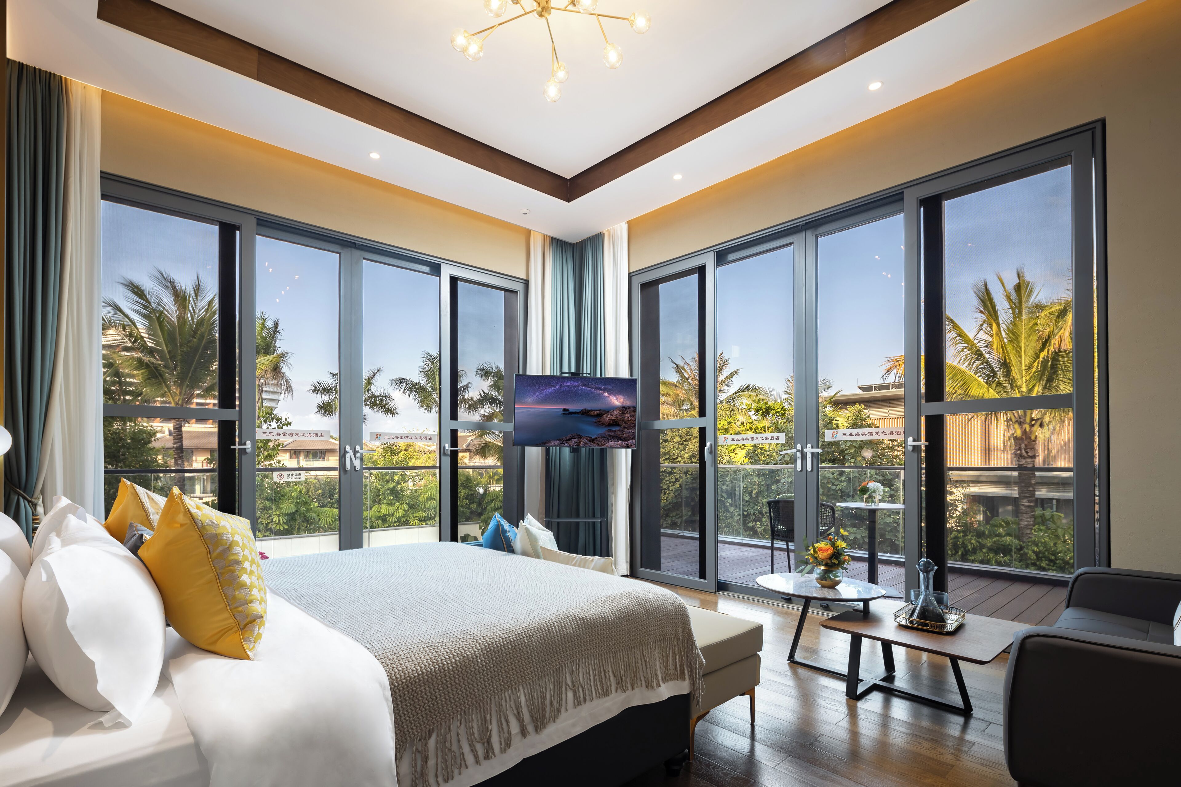 办公桌、笔记本电脑工作区、免费 WiFi、床单