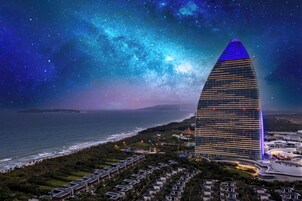 办公桌、笔记本电脑工作区、免费 WiFi、床单