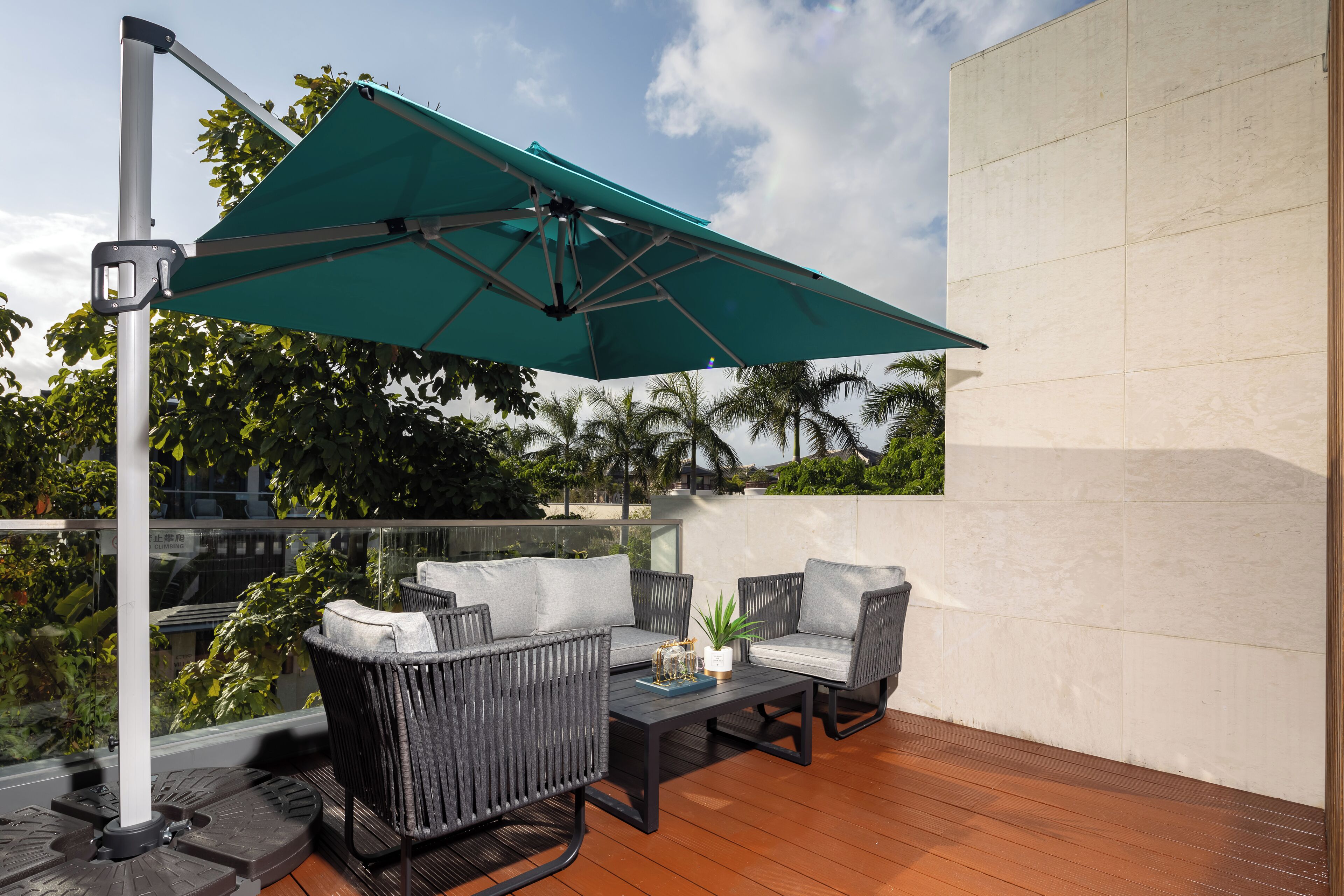 Desk, laptop workspace, free WiFi, bed sheets