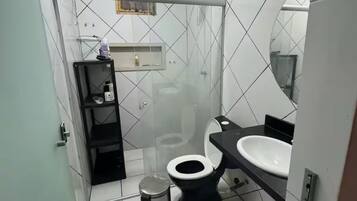 Haartrockner, Handtücher, Seife, Toilettenpapier