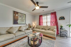 Een smart-tv en boeken