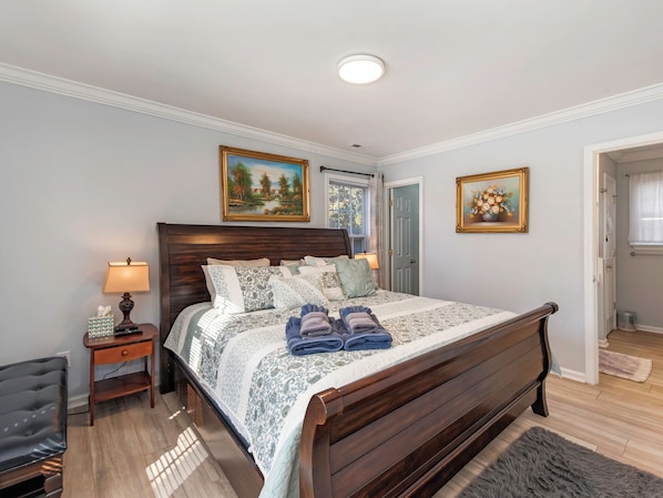 4 bedrooms, in-room safe, desk, iron/ironing board