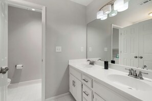 Secadora de cabello, toallas, jabón, papel de baño