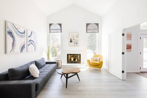 Fernseher, Kamin, Tischfußball