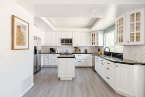 ثلاجة، ميكروويف، فرن، موقد طهي مسطح