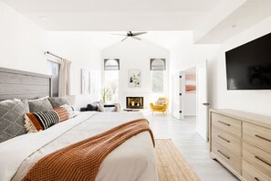 6 habitaciones, escritorio y tabla de planchar con plancha