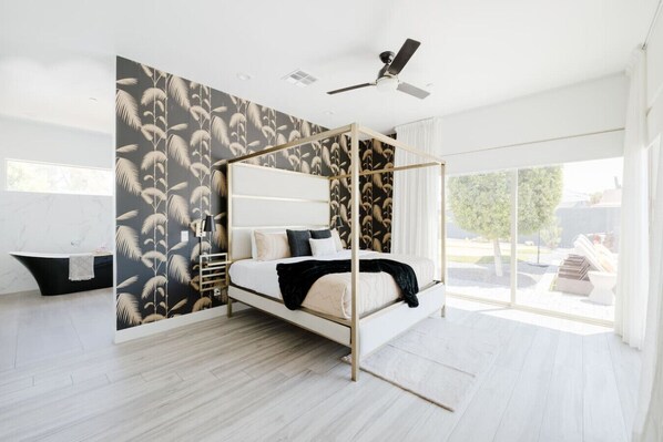 5 bedrooms, desk, iron/ironing board, travel crib