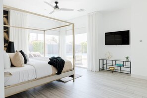 5 bedrooms, desk, iron/ironing board, travel crib