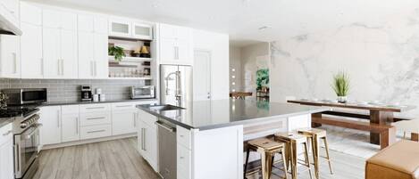 Refrigerador, microondas, horno, placa de cocina